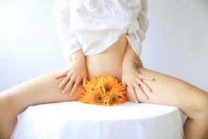 blumen-im-intimbereich-frau